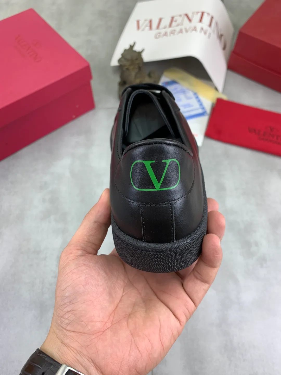Men's men's shoes 💰P520 New style 💰 Top version Valentino Valentino 25/ Royco series Cherry 🍒Couple style Casual sneakers White shoes Original purchase and development Production Classic and timeless low-top sneakers outline a lazy silhouette, supplemented by low-key and restrained brand details, evolved into a must-have item in the wardrobe, comfortable and versatile!  ✔️Fabric: Original customized first-layer cowhide ✔️Inner lining: Imported breathable sheep lining ✔️Sole: Original molded anti-slip rubber material ✔️Size: 38-45